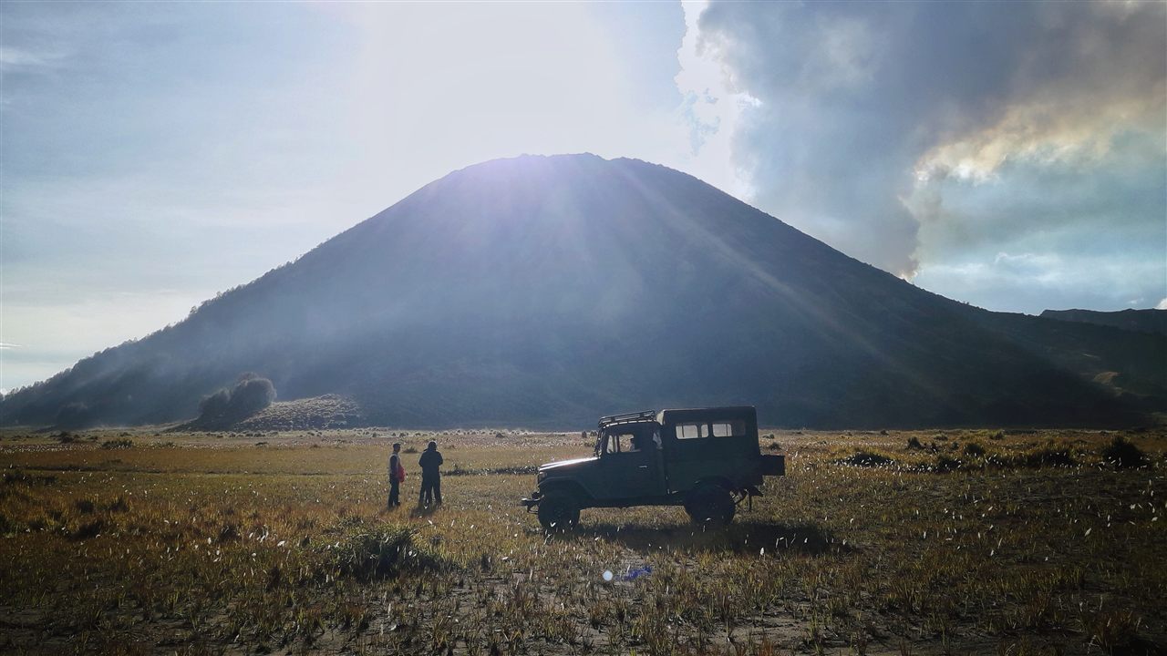 Jeep 4x4 au pied du mont Batok, sur les hauteurs du Bromo