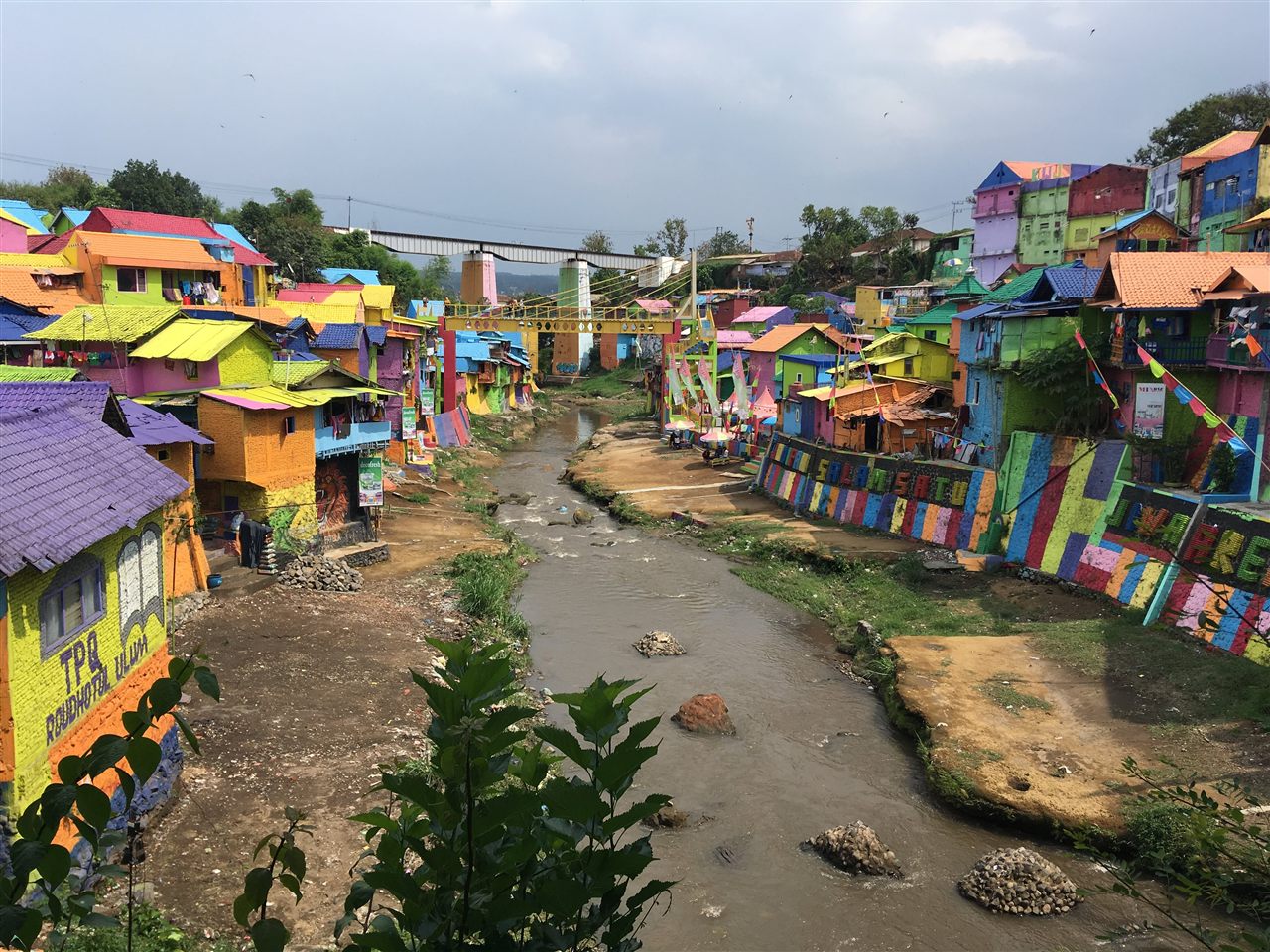Kampung Warna-Warni Jodipan, village aux maisons multicolores sur la rivière Brantas