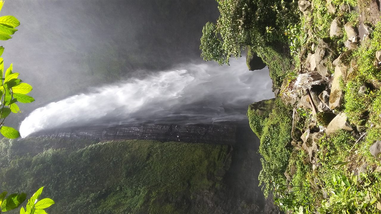 Kabut Pelangi, chute unique dans la brume arc-en-ciel