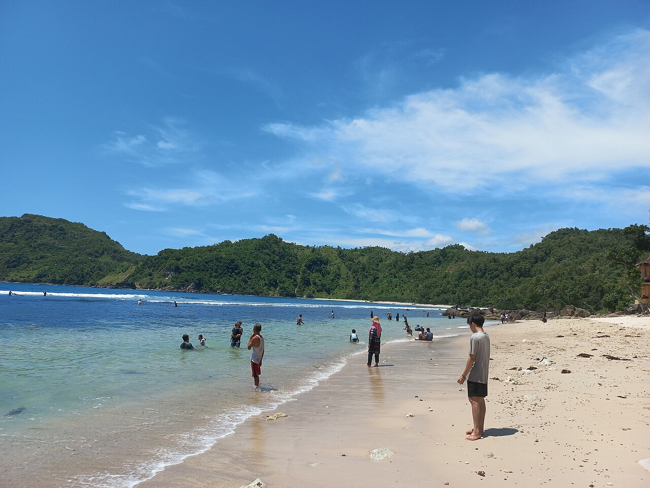 Pantai Wediombo, piscine naturelle protégée par le récif